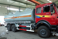 北奔 V3重卡 300马力 6X4 加油车(ND5257GJYZ)