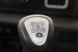 悍V&nbsp;中置轴车辆运输车驾驶室图片