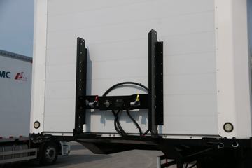 13.75米系列&nbsp;厢式半挂车外观图片