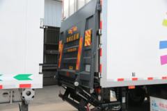 中集华骏 9.658米厢式中置轴挂车