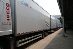 中集华骏 9.658米厢式中置轴挂车