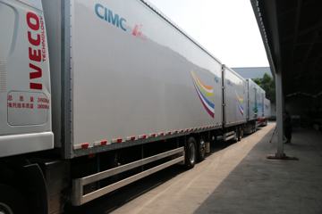 10米系列&nbsp;厢式半挂车外观图片