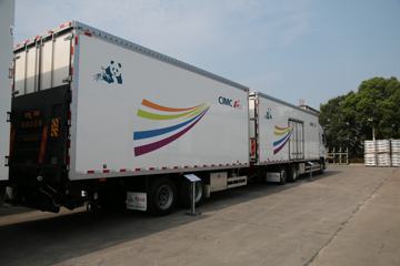 中集华骏 9.658米厢式中置轴挂车