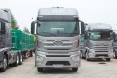 一汽解放 J7重卡 四季版 550马力 6X4 牵引车(液力缓速器)(CA4250P77K25T1E5)