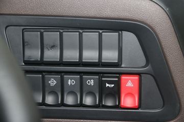 �������� �³���M3�п� 195���� 4X2 6.8����ʽ�ػ���(����)(LZ5180XXYM3AC1)ͼƬ