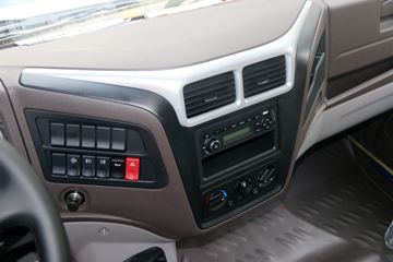 �������� �³���M3�п� 195���� 4X2 6.8����ʽ�ػ���(����)(LZ5180XXYM3AC1)ͼƬ