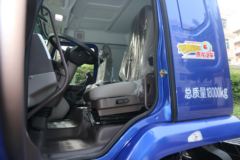 东风柳汽 新乘龙M3中卡 195马力 4X2 6.8米厢式载货车(国六)(LZ5180XXYM3AC1)