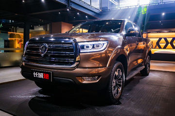 长城炮 2019款  乘用版 尊享型 2.0T汽油 190马力 四驱 8挡自动 双排皮卡(国六)