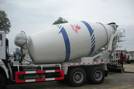 重汽斯太尔底盘&nbsp;混凝土搅拌车外观                                                图片