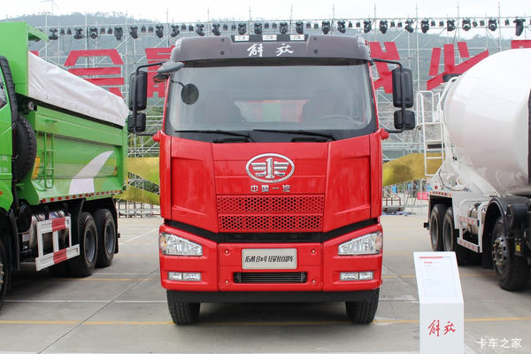 一汽解放 J6M 260马力 6X4 腐蚀性物品罐式运输车(程力威牌)(CLW5254GFWC5)