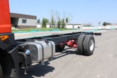 东风 多利卡D9 180马力 4X2 6.8米栏板载货车底盘(EQ1183LJ9BDG)