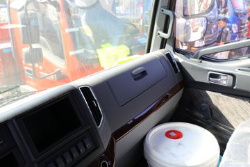 ���� ����Q5 220���� 6X2 6.8�������ػ���ͼƬ