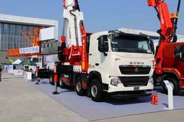 中国重汽 HOWO T7H重卡 10X4 折臂随车吊(宏昌天马牌)