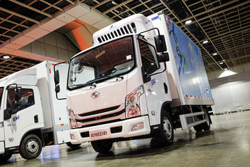 跃进 超越EC100 3.1T 4米单排纯电动双温冷藏车81.14kWh