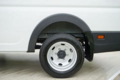 东风股份 御风V9 玉柴版 2.4L柴油 140马力 高顶 高规格商务车