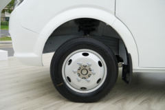 东风股份 御风V9 玉柴版 2.4L柴油 140马力 高顶 高规格商务车