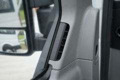 东风股份 御风V9 玉柴版 2.4L柴油 140马力 高顶 高规格商务车