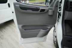 东风股份 御风V9 玉柴版 2.4L柴油 140马力 高顶 高规格商务车