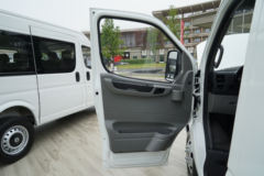 东风股份 御风V9 玉柴版 2.4L柴油 140马力 高顶 高规格商务车