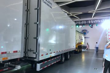 中集 9.618米厢式中置轴挂车