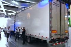 中集 9.618米厢式中置轴挂车