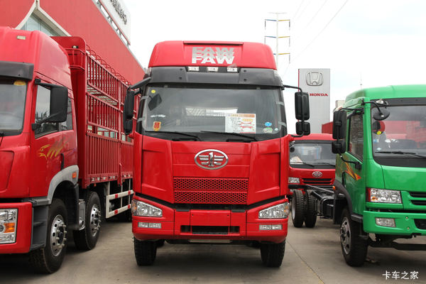 一汽解放 J6P重卡 轻量化版 310马力 8X4 9.4米仓栅式载货车(CA5310CCYP66K2L7T4E4)