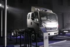 现代商用车 泓图500 154马力 4X2 3.835米排半栏板轻卡(法士特8挡)(CNJ1043QDA33V)