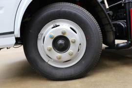 多利卡D6&nbsp;洒水车/喷洒车底盘图片