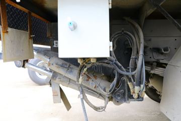 Ծ�� ����X300 110���� 4X2 4.2����ƿ���䳵(SH5042TQPVEDBNW1)ͼƬ