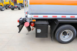 多利卡D5&nbsp;油罐车底盘图片