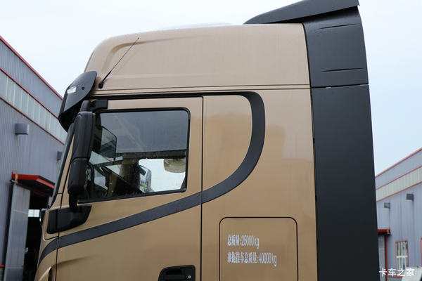 天龙旗舰KX 560马力 6X4 AMT牵引车(14挡)(液缓)