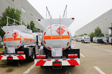 多利卡D6&nbsp;油罐车外观图片