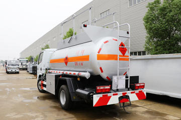 多利卡D6&nbsp;油罐车外观图片