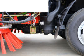 多利卡D6&nbsp;扫路车底盘图片