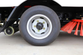 多利卡D6&nbsp;扫路车底盘图片