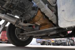 东风柳汽 新乘龙M3中卡 185马力 4X2 5.7米仓栅式载货车(LZ5180CCYM3AB)