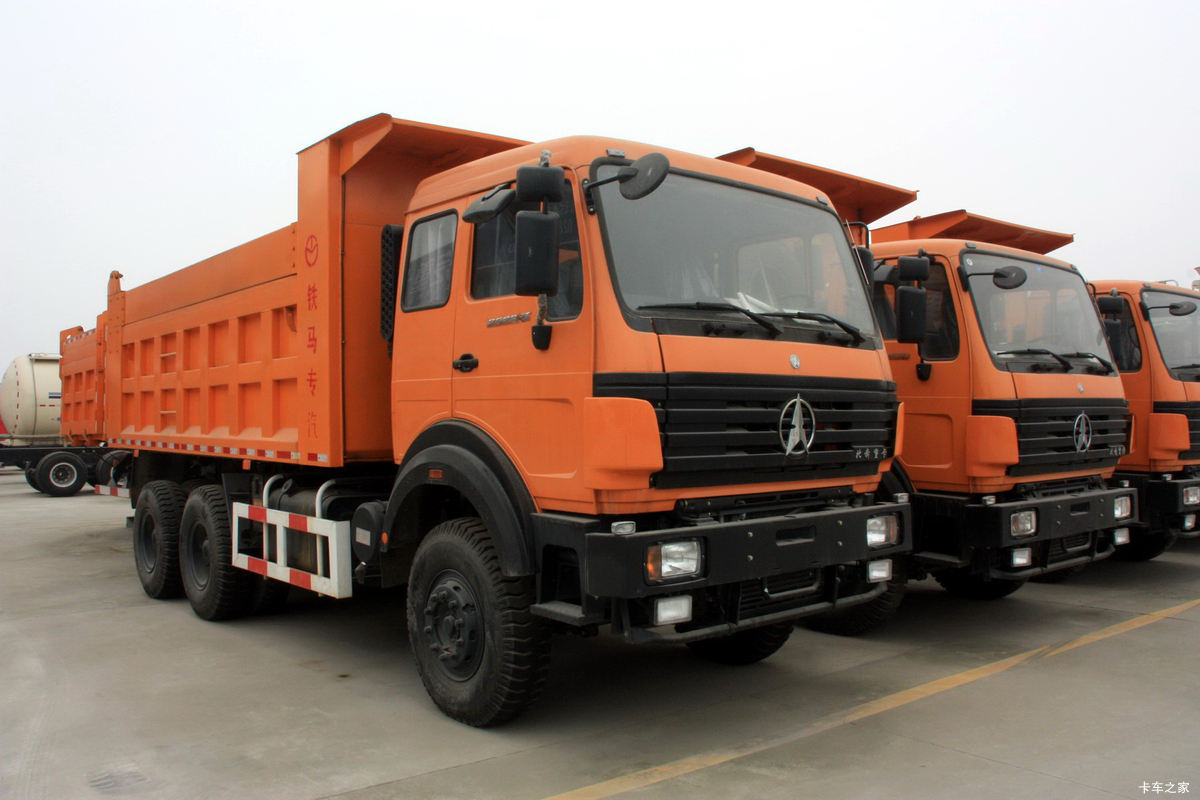 北奔 NG80B重卡 380马力 6X4 5.6米LNG自卸车