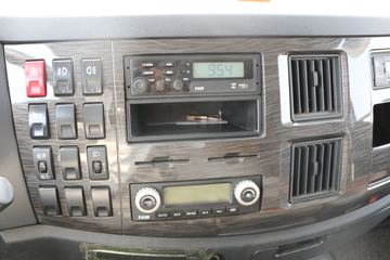 һ����� J6L�п� 180���� 7.7����������ʽ�ػ���ͼƬ