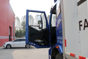 һ����� J6L�п� 180���� 7.7����������ʽ�ػ���ͼƬ