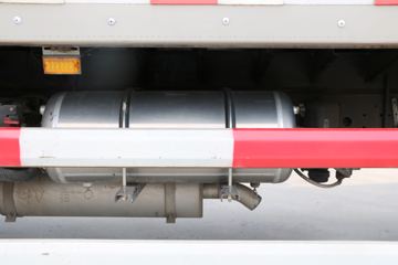 һ����� J6L�п� 180���� 7.7����������ʽ�ػ���ͼƬ