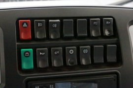 东风华神底盘&nbsp;垃圾运输车驾驶室图片