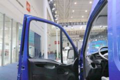 南京依维柯 欧胜 146马力 3.0T 8AT高顶封闭货车