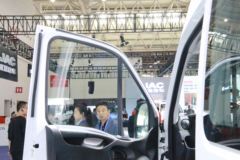 南京依维柯 欧胜 2020款 129马力 2.3T 5座 高顶商务车