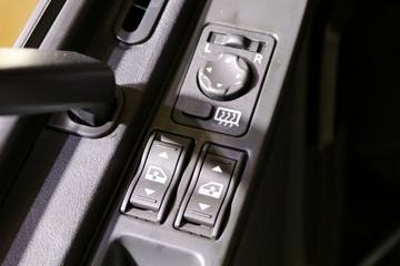 一汽解放底盘&nbsp;垃圾运输车驾驶室图片