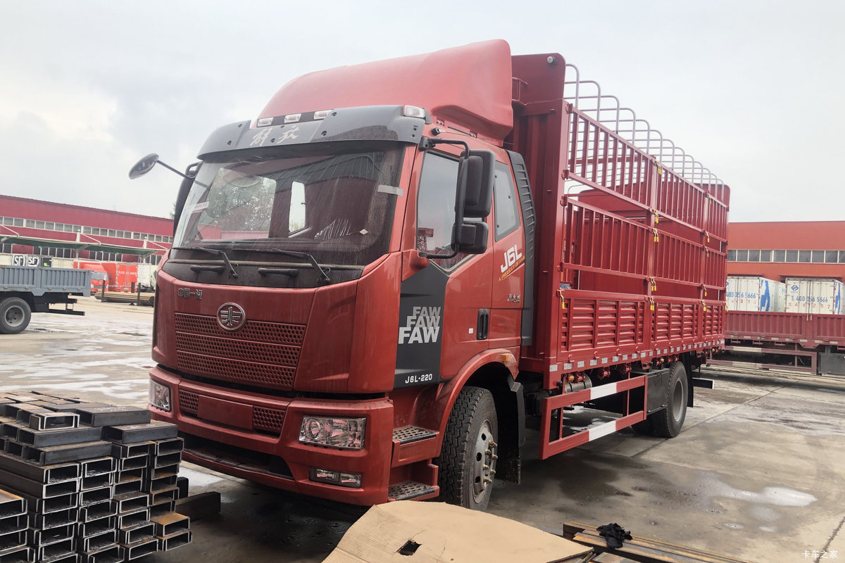 一汽解放 新J6L重卡 220马力 4X2 6.75米仓栅式载货车(国六)