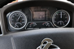 东风柳汽 新乘龙M3中卡 185马力 4X2 5.7米仓栅式载货车(LZ5180CCYM3AB)