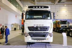 中国重汽 HOWO T7H重卡 440马力 6X4牵引车(超速挡)(ZZ4257V324HE1B)