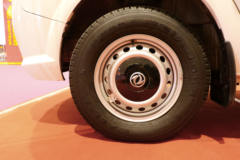 东风股份 御风 136马力 短轴中顶 3座 2.5T封闭货车