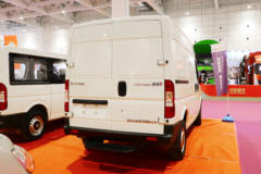 东风股份 御风 136马力 短轴中顶 3座 2.5T封闭货车