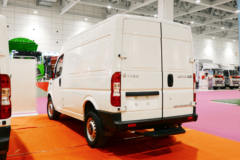 东风股份 御风 136马力 短轴中顶 3座 2.5T封闭货车